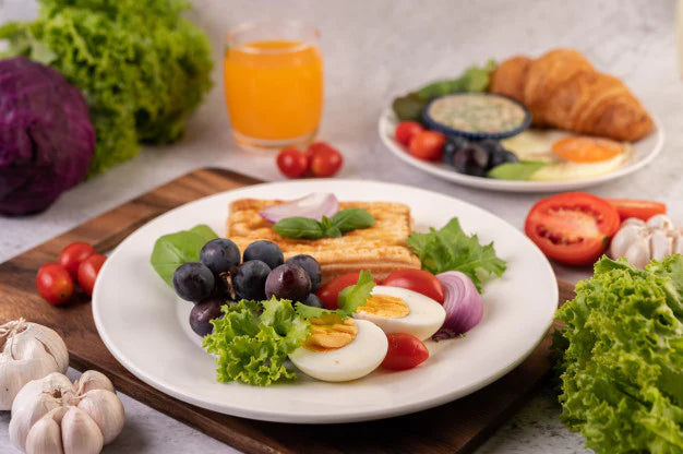breakfast food items kept in plate | healthy breakfast ideas for weight loss